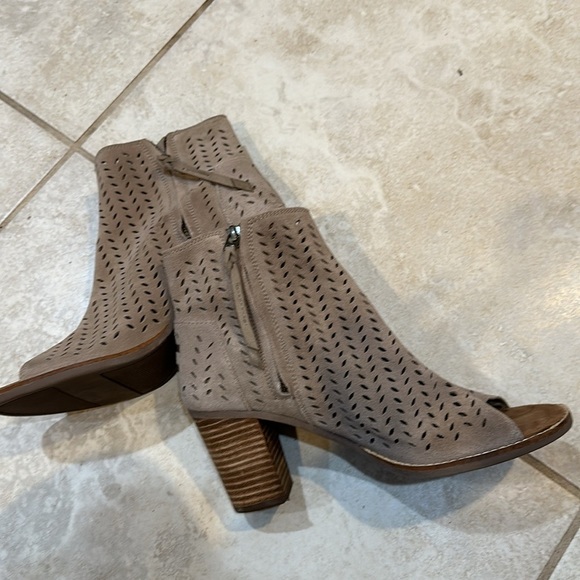 Tom’s Tan Suede Majorca Stacked Heel Perforated Booties Boots 9 - Picture 7 of 8